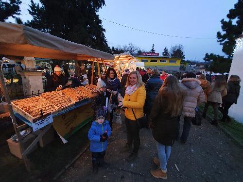 Rozsv�cen� v�no�n�ho stromu a Adventn� trhy - www.webtrziste.cz