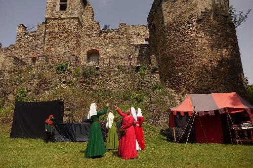 Ryt��i na hrad� Klenov�